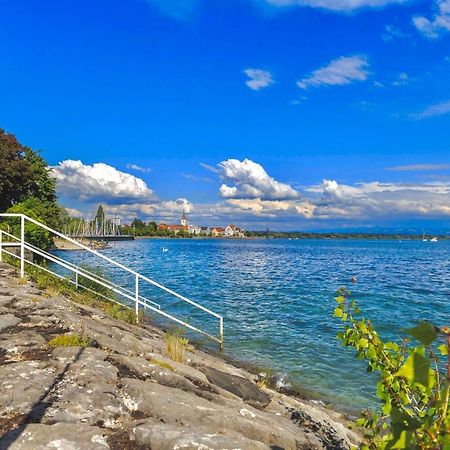 Auszeit Apartment Lakeside Direkt Am Bodensee Mit Privatstrand Und Atemberaubendem See- Und Alpenpanorama, Sonnenbalkon, Schnelles Wlan, Kostenloser Tiefgaragenstellplatz, Direkt Am Bodenseeradweg, Fuer Bis Zu 2 Personen Friedrichshafen Kültér fotó