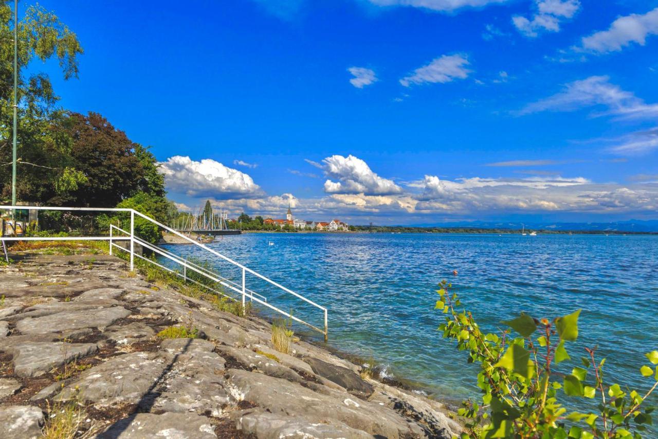 Auszeit Apartment Lakeside Direkt Am Bodensee Mit Privatstrand Und Atemberaubendem See- Und Alpenpanorama, Sonnenbalkon, Schnelles Wlan, Kostenloser Tiefgaragenstellplatz, Direkt Am Bodenseeradweg, Fuer Bis Zu 2 Personen Friedrichshafen Kültér fotó