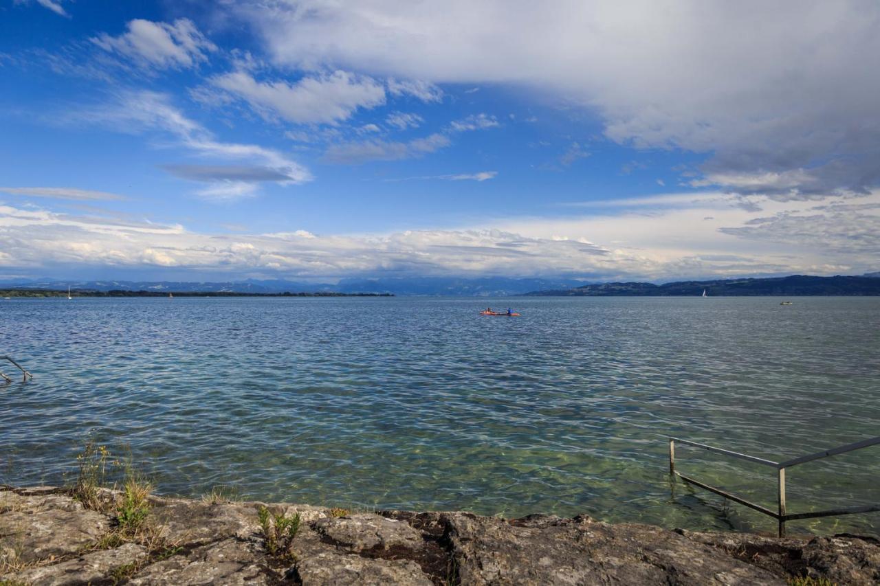 Auszeit Apartment Lakeside Direkt Am Bodensee Mit Privatstrand Und Atemberaubendem See- Und Alpenpanorama, Sonnenbalkon, Schnelles Wlan, Kostenloser Tiefgaragenstellplatz, Direkt Am Bodenseeradweg, Fuer Bis Zu 2 Personen Friedrichshafen Kültér fotó