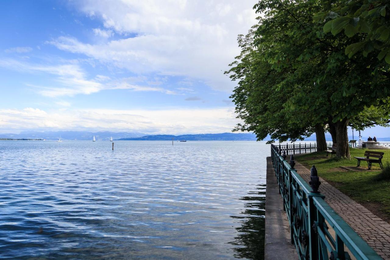 Auszeit Apartment Lakeside Direkt Am Bodensee Mit Privatstrand Und Atemberaubendem See- Und Alpenpanorama, Sonnenbalkon, Schnelles Wlan, Kostenloser Tiefgaragenstellplatz, Direkt Am Bodenseeradweg, Fuer Bis Zu 2 Personen Friedrichshafen Kültér fotó